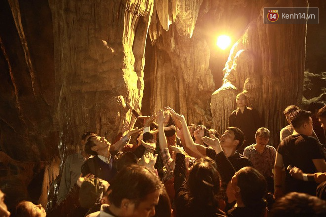 Người dân chen chân hứng nước thánh ở động Hương Tích trong ngày khai hội chùa Hương